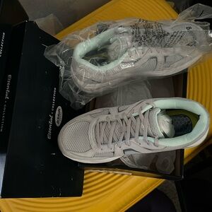 Walking support cushioned wide width sneakers